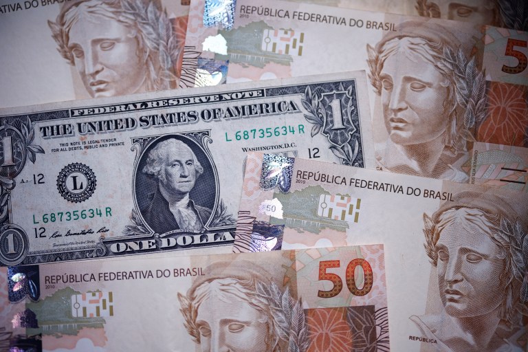 Notas de real e de dólar, 18 de dezembro de 2024. REUTERS/Amanda Perobelli