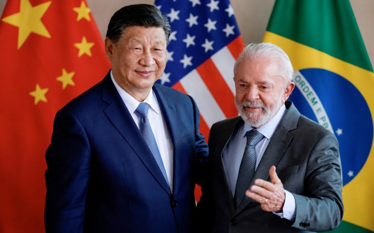 Xi Jinping, Lula, bandeiras da China, dos Estados Unidos e do Brasil