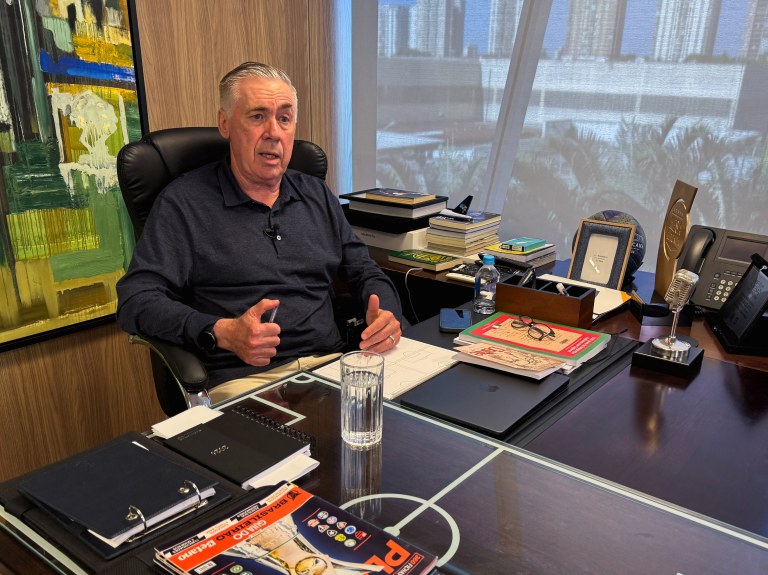 Técnico da seleção brasileira, Carlo Ancelotti, durante uma entrevista à Reuters
12 de maio de 2026
REUTERS/Sergio Queiroz