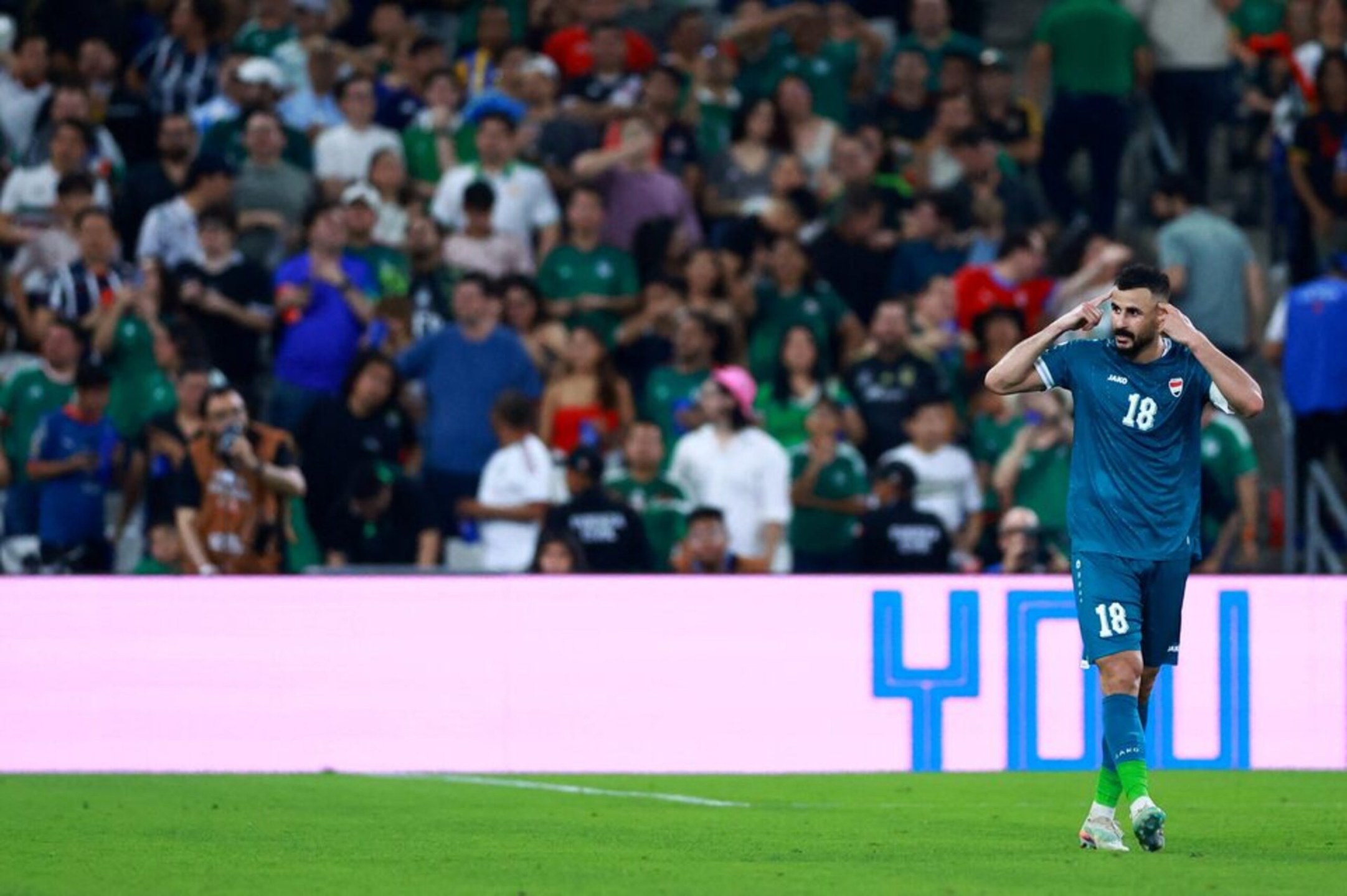 Aymen Hussein durante partida contra a Bolívia pelos playoffs da Copa do Mundo