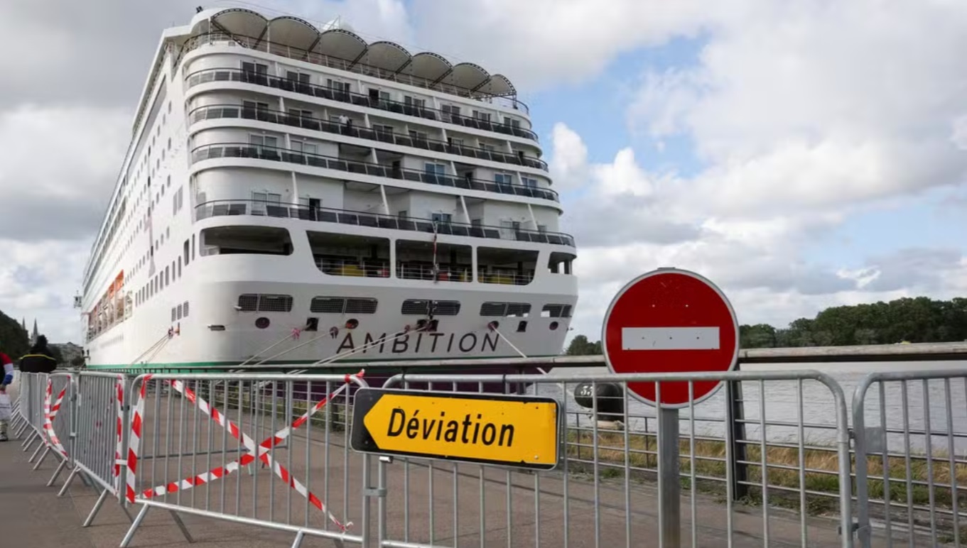 O navio de cruzeiro Ambition permanece atracado na França após autoridades locais impedirem o desembarque dos passageiros diante da suspeita de um surto de gastroenterite a bordo