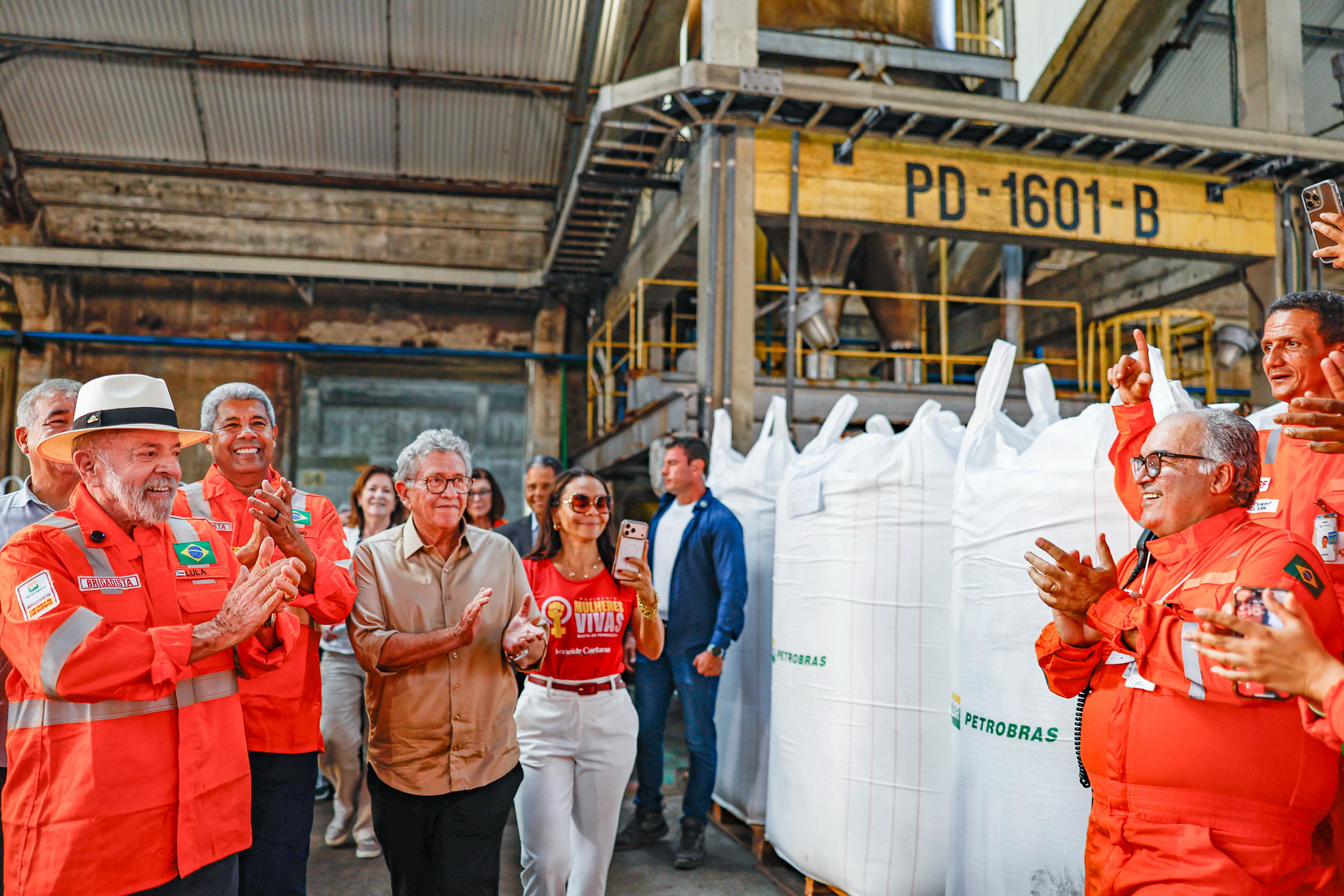 Presidente da República, Luiz Inácio Lula da Silva, durante visita à Fábrica de Fertilizantes Nitrogenados da Petrobras na Bahia (Fafen-BA) por ocasião da Retomada das Operações, na Rua Eteno – Polo Industrial de Camaçari - BA.