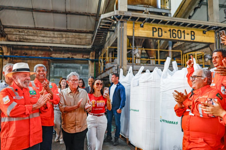 Presidente da República, Luiz Inácio Lula da Silva, durante visita à Fábrica de Fertilizantes Nitrogenados da Petrobras na Bahia (Fafen-BA) por ocasião da Retomada das Operações, na Rua Eteno – Polo Industrial de Camaçari - BA.