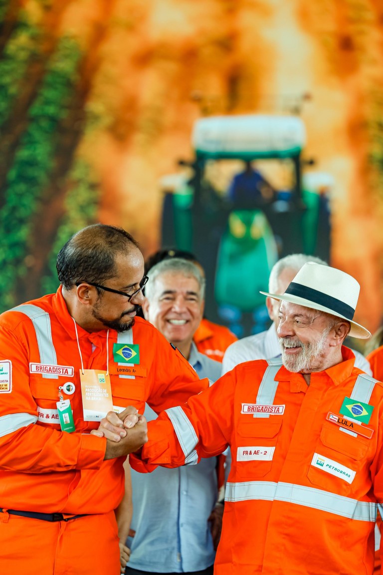 Presidente da República, Luiz Inácio Lula da Silva, durante anúncio sobre a retomada da produção de fertilizantes na Fafen-BA, na Rua Eteno – Polo Industrial de Camaçari - BA.