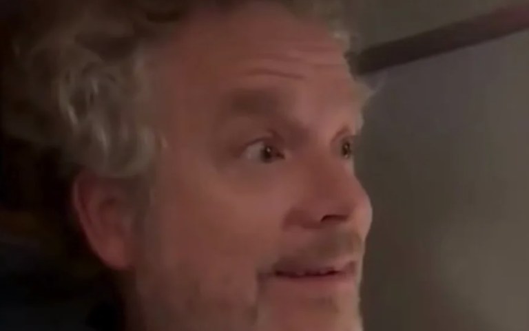 As ofensas foram filmadas em um voo para Frankfurt no último domingo (10/5). O homem foi preso na última sexta-feira (15/5)