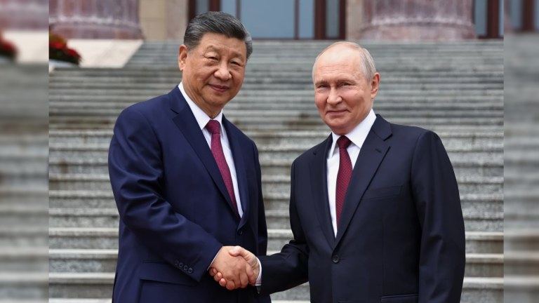 Pesidente russo Vladimir Putin (à direita) e o presidente chinês Xi Jinping apertam as mãos durante uma cerimônia de boas-vindas no Grande Salão do Povo, em Pequim, China, na quarta-feira, 20 de maio de 2026.