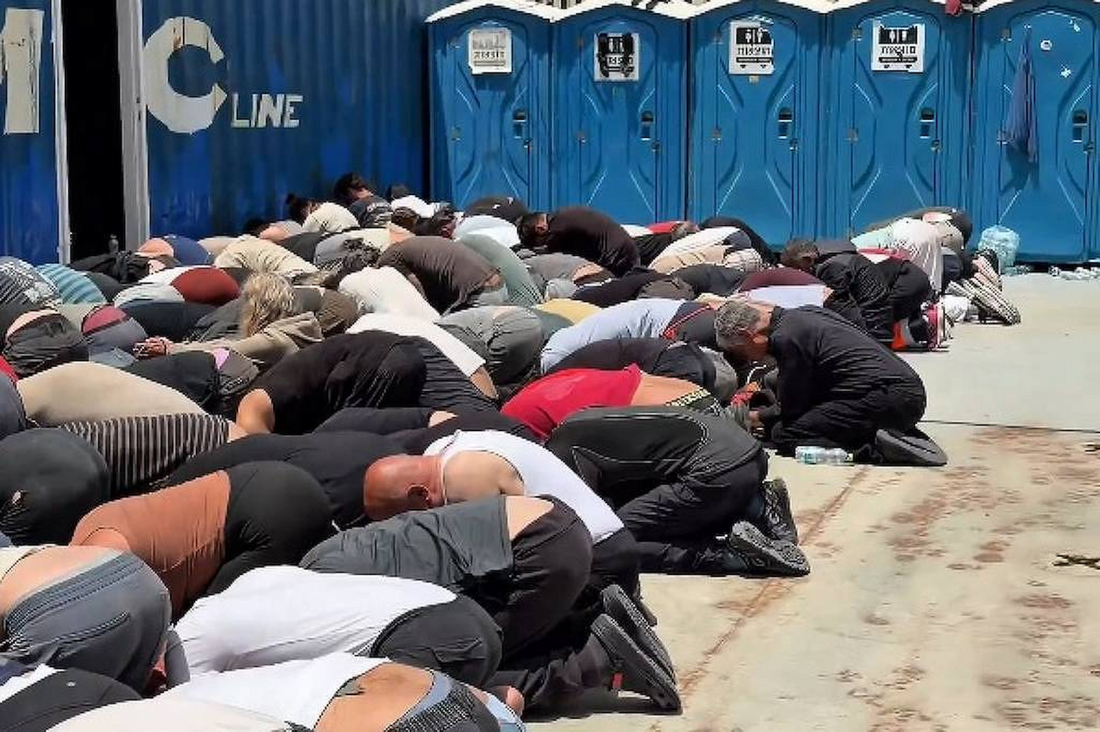 Ativistas da Flotilha Global Sumud ajoelhados durante prisão ilegal por Israel