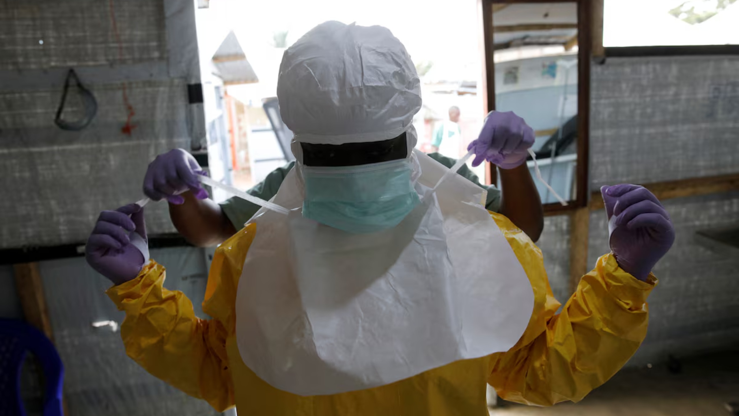 Um profissional de saúde veste equipamento de proteção contra o ebola em Beni, na República Democrática do Congo