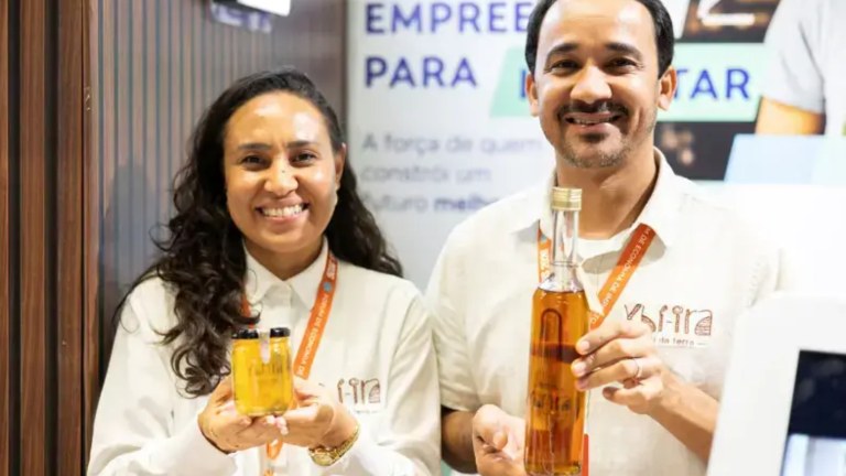 Lorene Kássia Barbosa e Francisco Melo Medeiros, sócios da empresa Ybí-Ira Mel da Terra, que comercializa mel da abelha Jandaíra, nativa do sertão do RN
