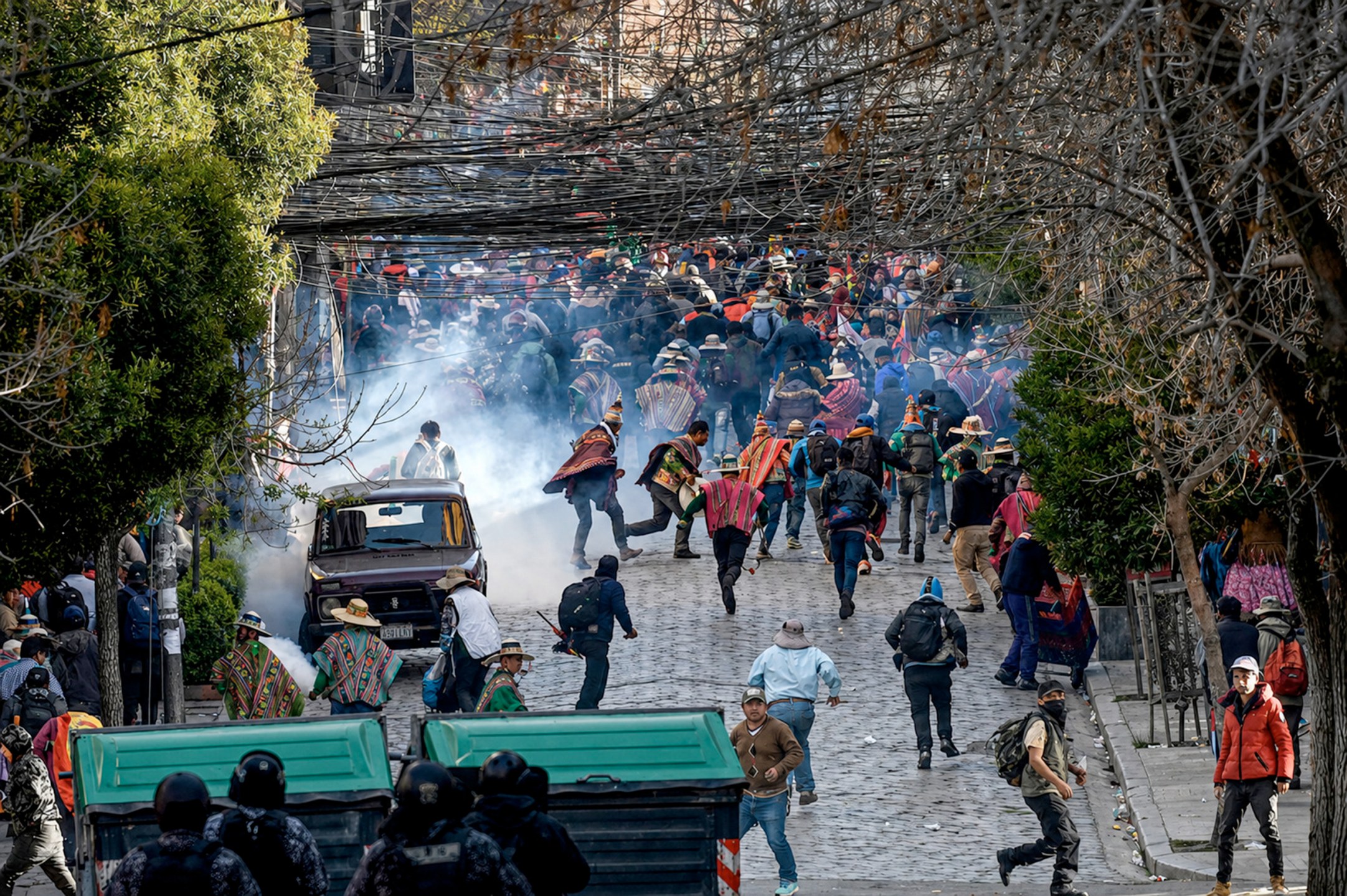 Policiais entraram em confronto com manifestantes durante uma marcha de protesto de apoiadores do ex-presidente boliviano Evo Morales, após ele ter sido impedido pela Corte Constitucional da Bolívia de concorrer à eleição presidencial deste ano, em La Paz, Bolívia