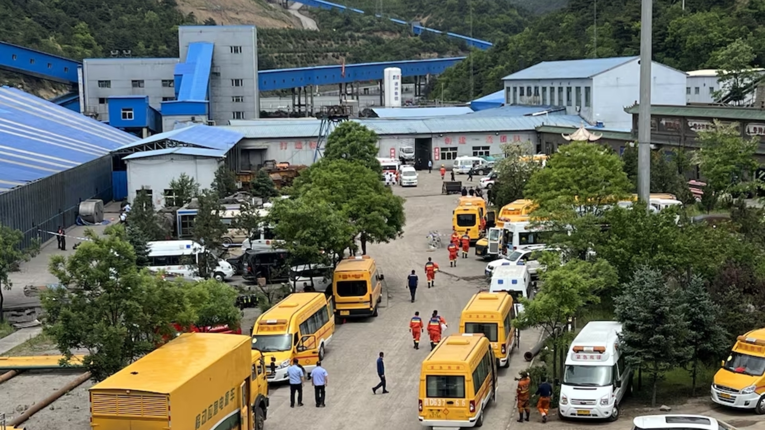 Equipes de resgate após explosão na mina de carvão de Liushenyu, no condado de Qinyuan, província de Shanxi, China