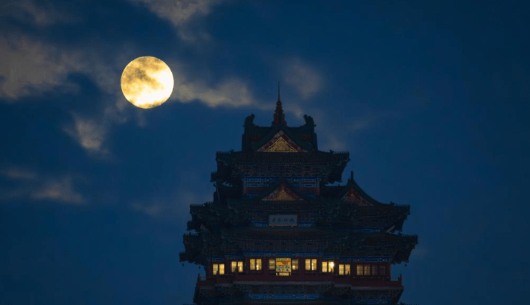 Uma lua cheia é vista acima da Torre Yuejiang, em Nanjing, na província de Jiangsu, no leste da China.