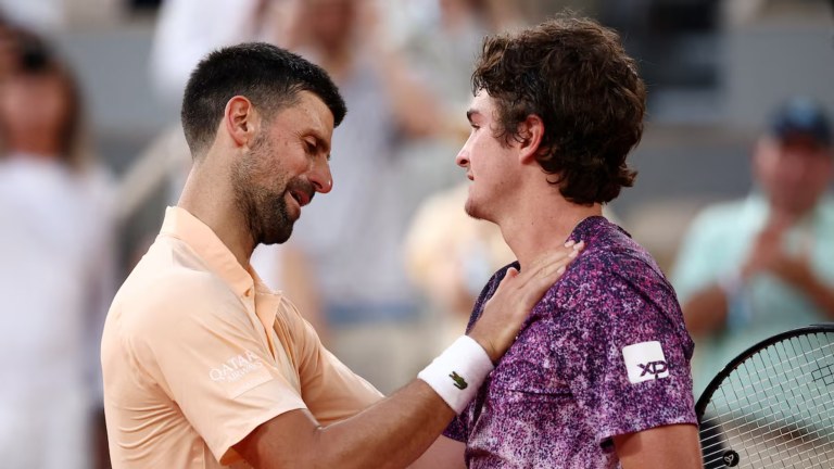 Aberto da França – Roland Garros, Paris, França – 29 de maio de 2026. O brasileiro João Fonseca comemora a vitória em sua partida da terceira rodada contra o sérvio Novak Djokovic