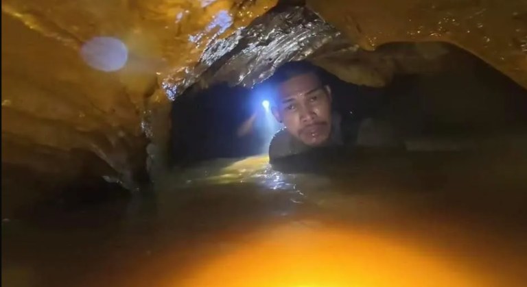 Socorrista da equipe enviada da Tailândia para o Laos para tentar resgatar oos homens presos em caverna após enchente •