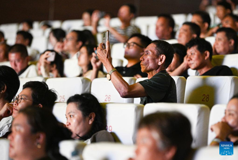 Espetáculo de dança étnica original leva arte gratuita ao público em Baoting, na Província de Hainan