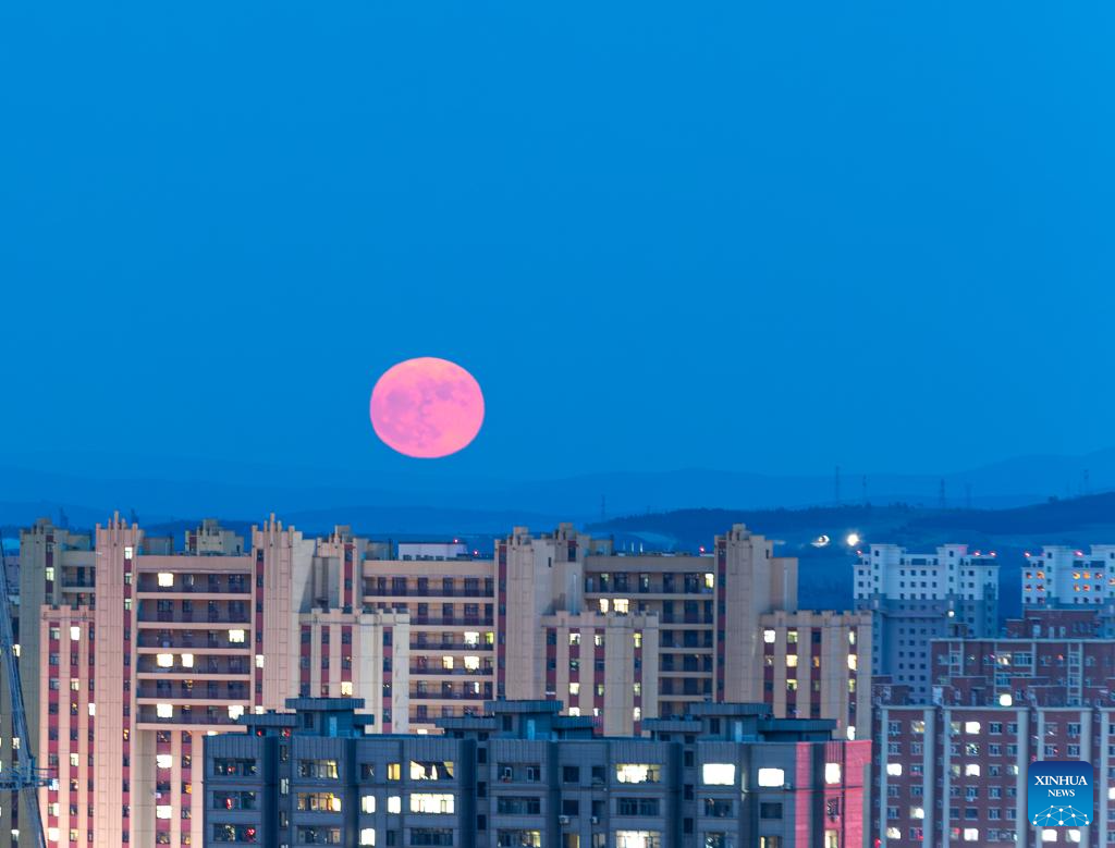 Lua azul ilumina o céu de Heilongjiang, no nordeste da China