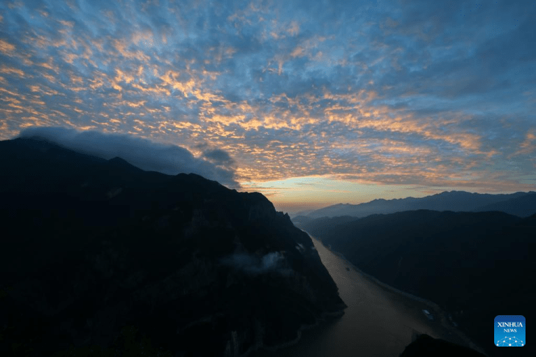 Céu e montanhas se fundem ao amanhecer na Garganta Wuxia em Chongqing