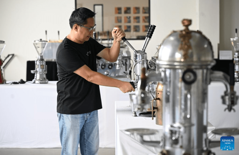 Indústria do café na cidade chinesa de Jiangmen supera 3 bilhões de yuans com cadeia produtiva completa