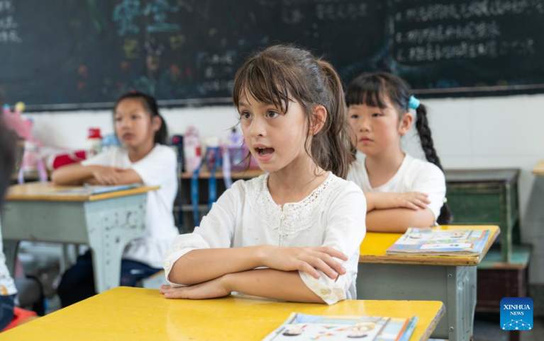 Alina, menina sino-austríaca de 8 anos, vive imersa na cultura chinesa em Anhui, leste da China