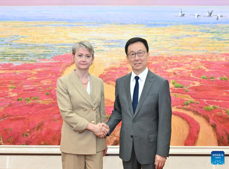 Vice-presidente chinês reúne-se com secretária das Relações Exteriores do Reino Unido