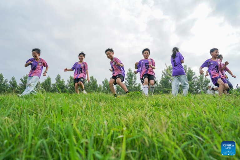 Crianças rurais perseguem sonhos no futebol em escola primária na província chinesa de Anhui