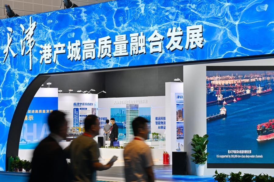 (Multimídia) Cidades portuárias marítimas da China registram forte crescimento na produção econômica portuária em 2025