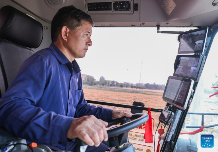 Dispositivos inteligentes elevam eficiência da colheita de trigo em Anhui, leste da China