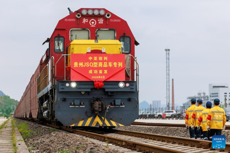 Trem de carga JSQ faz primeira viagem da cidade chinesa de Guiyang ao Cazaquistão