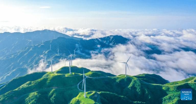 Montanhas exibem belo mar de nuvens na Cidade de Changning, em Hunan, centro da China