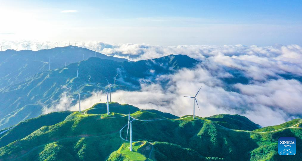 Montanhas exibem belo mar de nuvens na Cidade de Changning, em Hunan, centro da China