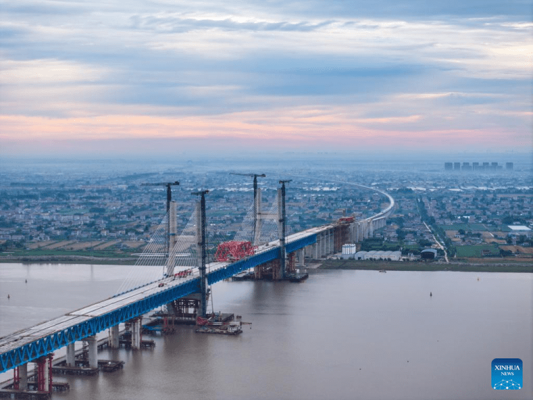 Ponte Rodo-Ferroviária Chongqi tem estrutura concluída no leste da China