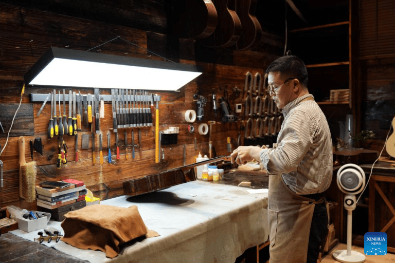 Indústria de fabricação de violões cresce no Distrito de Zheng'an, na Província de Guizhou, no sudoeste da China