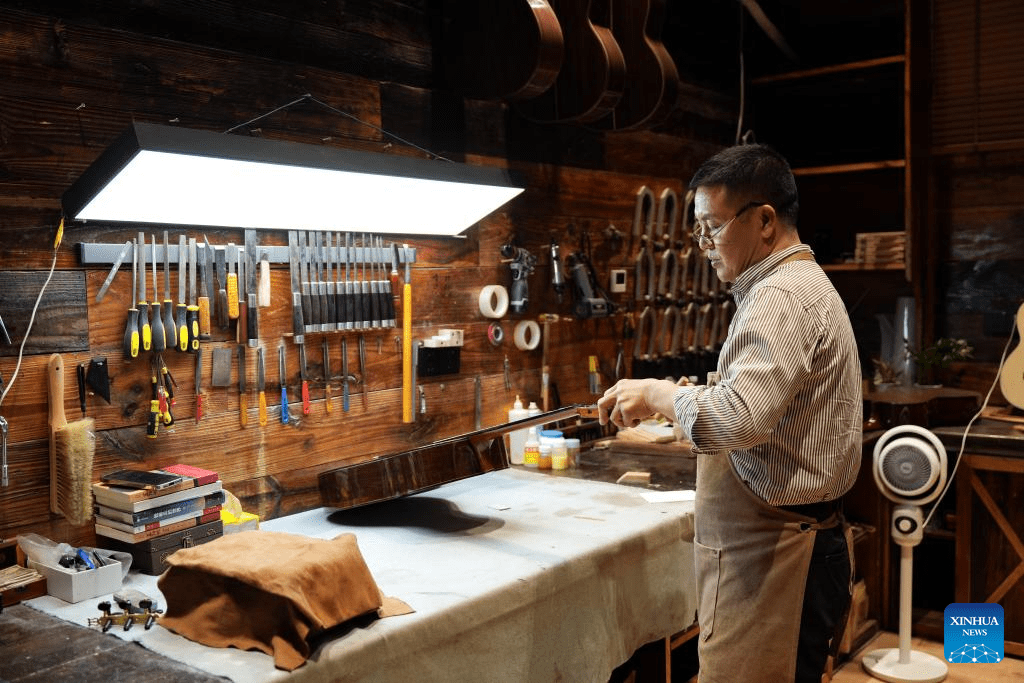 Indústria de fabricação de violões cresce no Distrito de Zheng'an, na Província de Guizhou, no sudoeste da China
