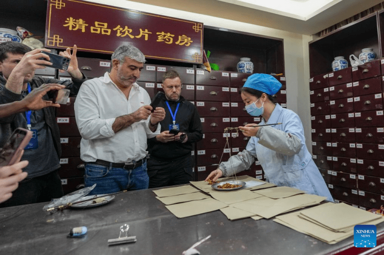 Delegação multinacional conhece projetos destinados à promoção da qualidade de vida no sudoeste da China