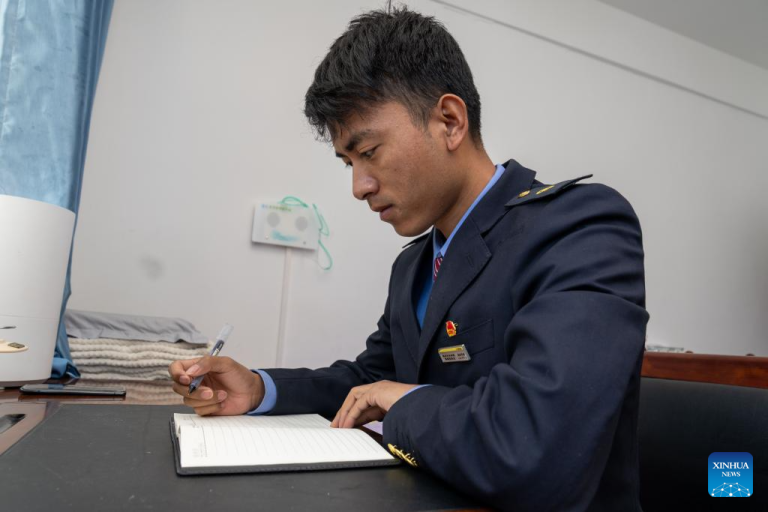 Estação ferroviária de Yanshiping traz comodidade para residentes em Xizang, sudoeste da China