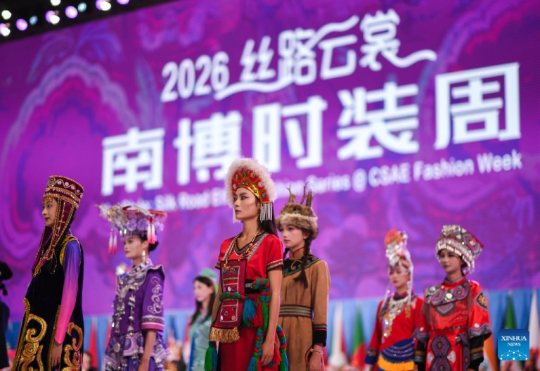 Desfiles e apresentações culturais marcam a Semana de Moda da Exposição China-Sul da Ásia em Kunming