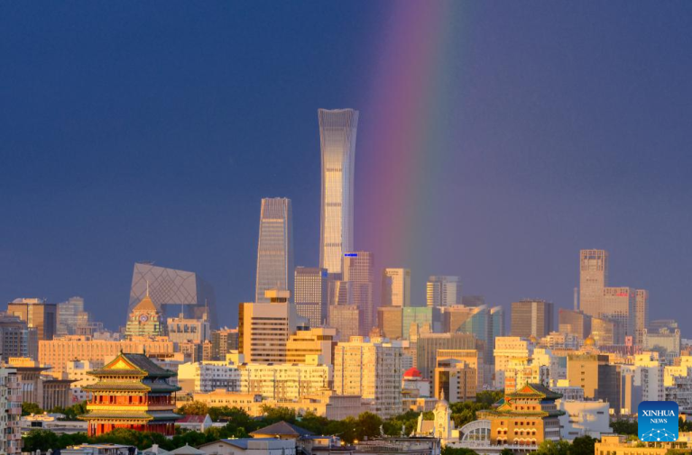 Arco-íris embeleza o céu de Beijing