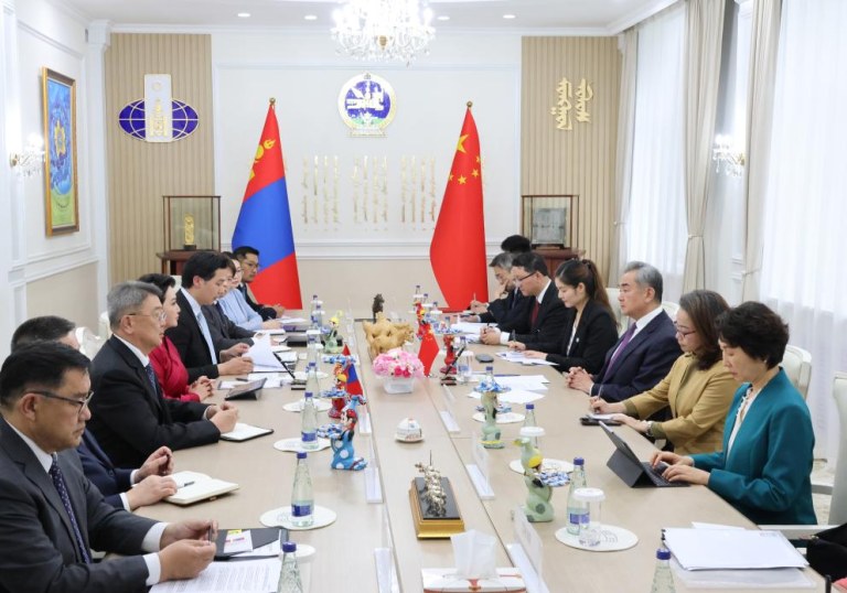 Chanceler chinês mantém conversas com sua colega mongol