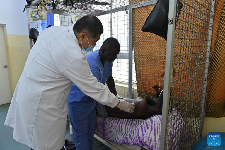 Destaque: Equipe médica chinesa na Guiné promove prevenção de doenças por meio de vídeos sobre saúde