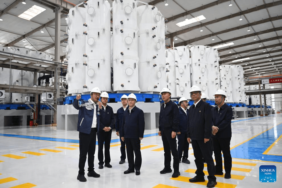 Vice-premiê chinês destaca desenvolvimento de bases industriais em lagos salgados e resposta a desastres naturais