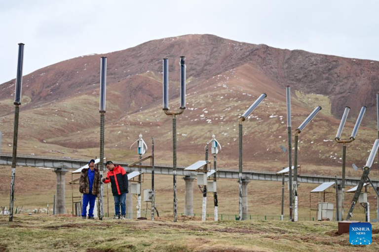 Pesquisador de pergelissolo Cheng Jia se dedica a garantir a segurança da Ferrovia Qinghai-Xizang