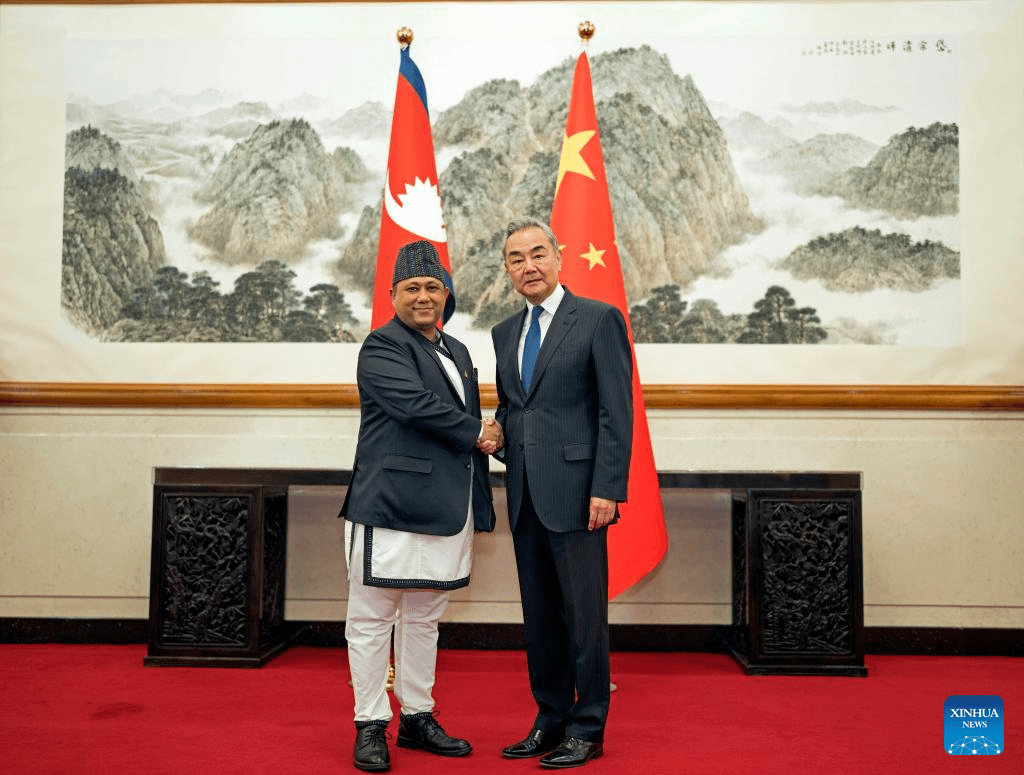 Chanceleres da China e do Nepal mantêm conversas em Beijing
