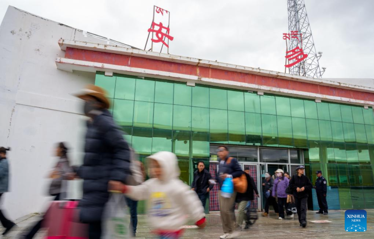 Trabalhador ferroviário Li Wengang zela pela segurança dos passageiros na Estação de Amdo, em Xizang