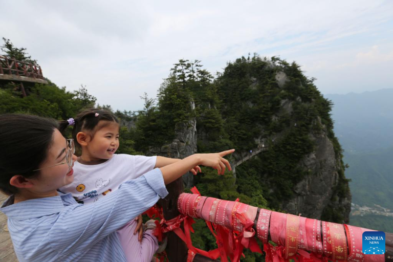 Montanha Tianzhu encanta turistas com paisagens naturais exuberantes em Shaanxi