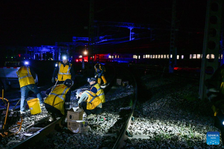Equipes intensificam inspeções e manutenção na Ferrovia Qinghai-Xizang antes da alta temporada de verão