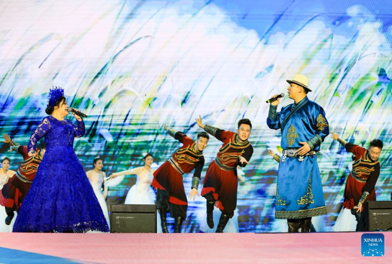 Evento de cantos folclóricos encanta o público na Cidade de Wuhai, na Mongólia Interior