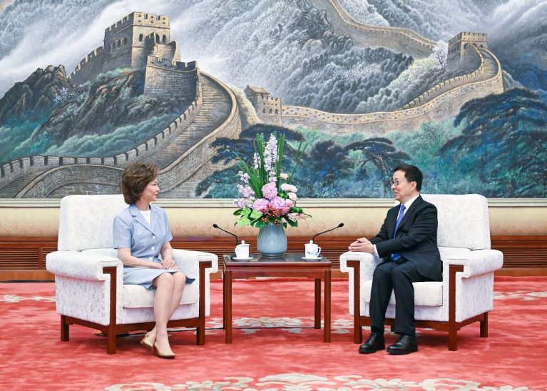 Vice-presidente chinês reúne-se com ex-secretária de Transportes dos EUA