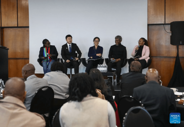Jovens cientistas da China e da África do Sul fortalecem laços e cooperação por meio do diálogo