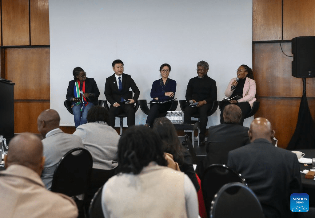 Jovens cientistas da China e da África do Sul fortalecem laços e cooperação por meio do diálogo