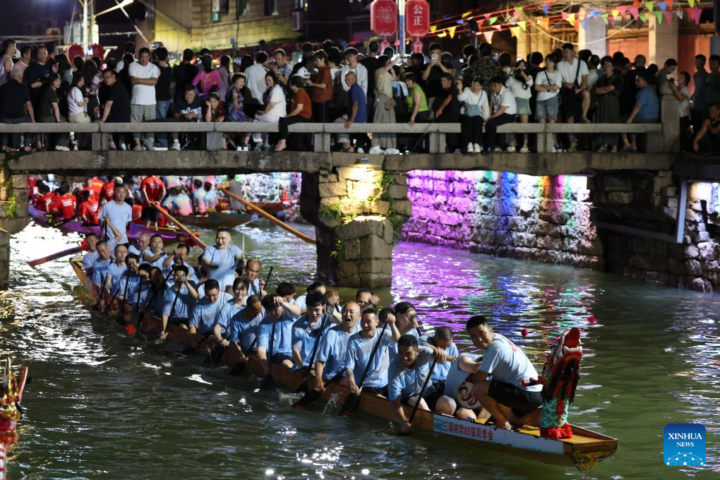 Tradicional corrida noturna de barcos do dragão em Fuzhou alia esporte e pedidos por boa colheita
